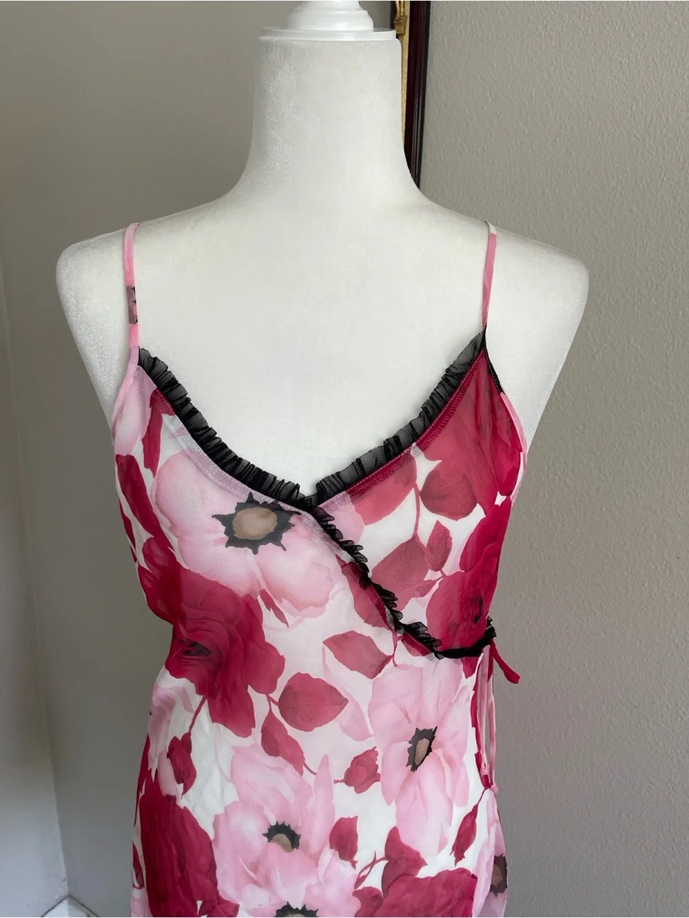Jones New York Pink & Red Floral Satin Chemise with Black Trim - Picture 2 of 7